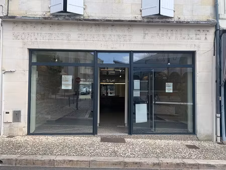 location local commercial 2 pièces 77m2 jonzac 17500 - 700 € - surface privée