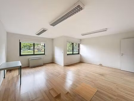 ensemble de 5 bureaux + cave + parking + garage