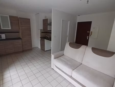 à louer à l'année studio meublé