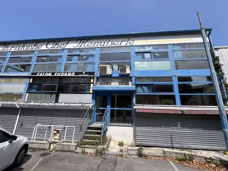 immeuble 25 pièces - 720 m²