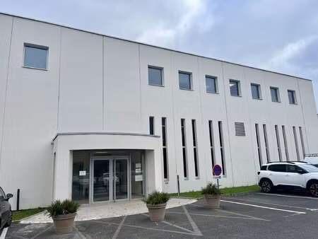 location local professionnel 82m² st cyr en val 45590
