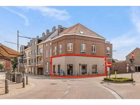 gunstig gelegen handelspand (vrij van huur) met ruime kel...