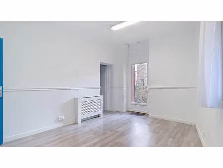 location locaux professionnels 3 pièces 61.2 m² à carpentras (84200)  495 €