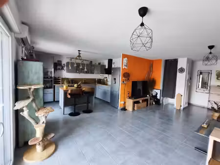 appartement t3 d'une superficie de 71m² situé au premier étage et dernier étage
