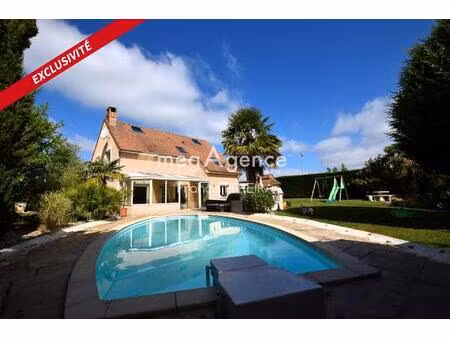 maison familiale entourée d'un beau jardin avec piscine