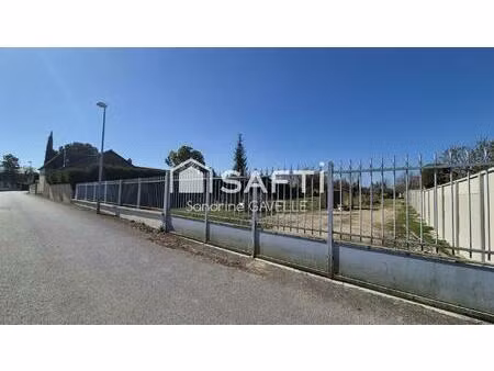 terrain à bâtir plat et clôturé sur 3 cotés