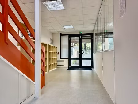 location local professionnel 228m² bron 69500