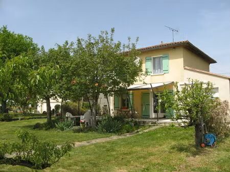 en campagne au calme  maison entièrement rénovée avec goût entourée d’un parc arboré clos