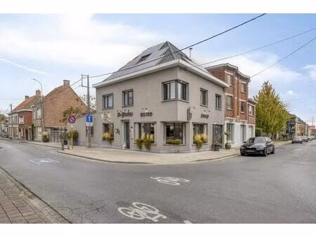 entreprise hôtelière prête à l'emploi avec une maison au cœu