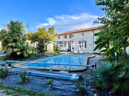 très belle longère t6 entièrement rénovée d'environ 247 m3 sur la commune des gonds