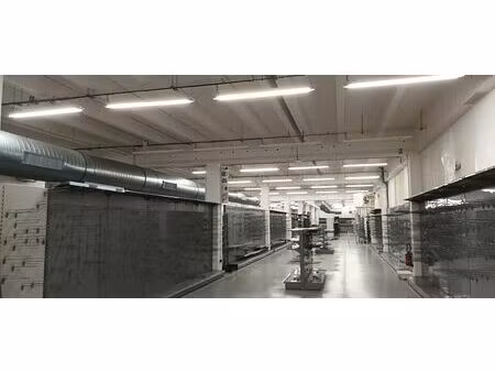 location commerce saint leonard 810 m²