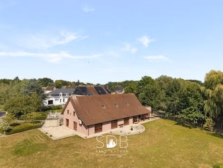 hedendaagse villa met gezinstuin en graslanden op 7.496m²