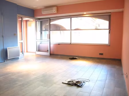 location local commercial frejus 83600