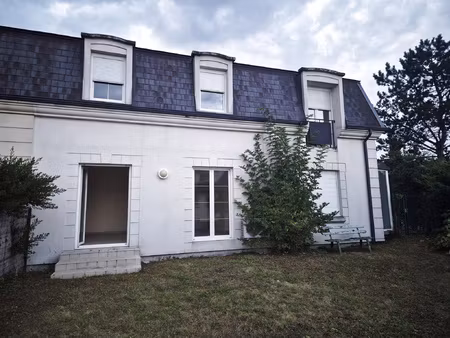 4 pièces de 90 m2 aux faibles charges  avec jardin privatif.