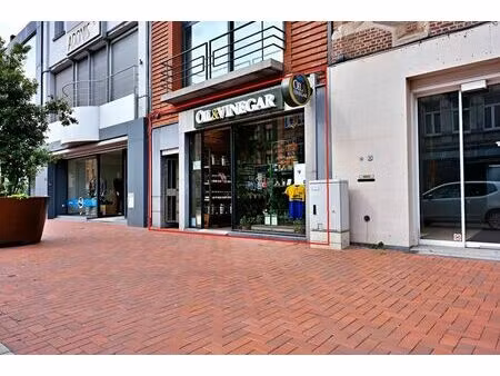 local commercial d'environ 69m² à vendre dans le centre de r