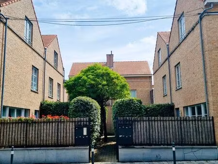 charmante maison unifamiale de 2 chambres abec jardinet