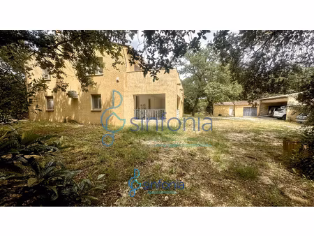 une maison deux logements - une dépendance - un hangar