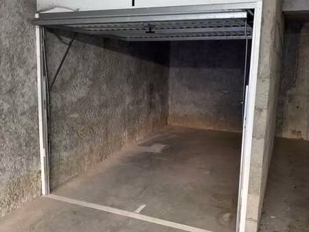 location garage box et parking aux sables-d'olonne (85100) : à louer / 15m² les sables-d'o