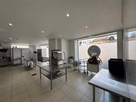 spacieuse surface commerciale exploitable de suite