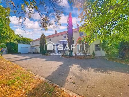 maison de 250m²  8 pièces sur 5300m² de terrain.