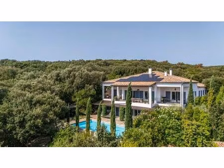 à deux pas de goudargues  villa d’exception de 412 m² avec piscine et vue dégagée