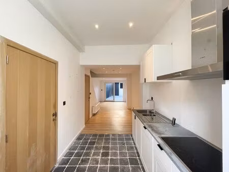 volledig gerenoveerde instapklare starterswoning met 2 slaapkamers nabij het centrum van r