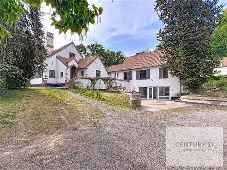 **sous option ** villa 350m² à rénover à l'entrée du bois de