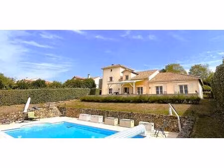 maison avec piscine et terrasse rouzède (16)