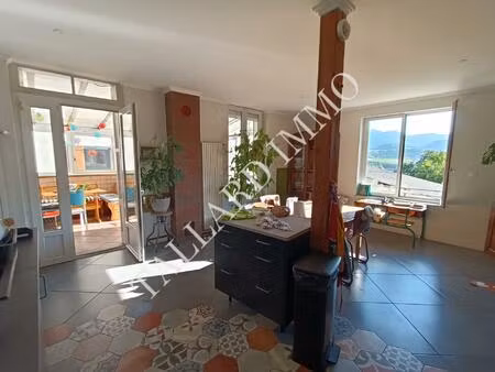 vaste maison familiale avec garage et dépendances