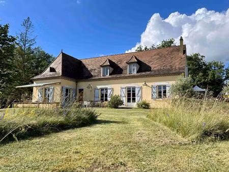 maison de campagne française (lot) avec 2 gîtes et 4 5ha de terrain à vendre