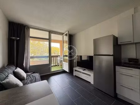 à vendre – studio cabine rénové à fréjus  résidence avec piscine & tennis