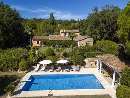 villa dans une domaine fermé avec tennis  piscine et grand terrain plat