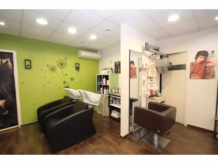 a ceder  salon de coiffure équipé à decize