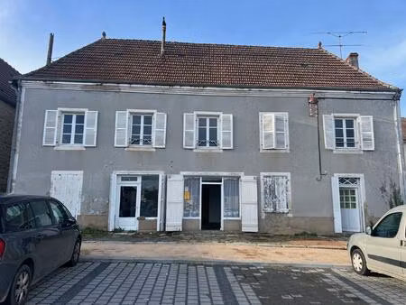 immeuble plein centre de village