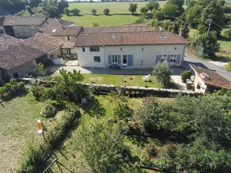 belle charentaise avec 4 chambres et jardin clos sur 1433m²