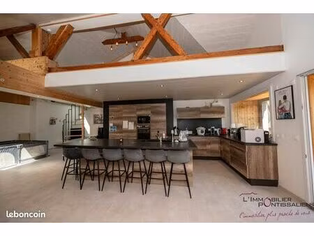 loft/atelier/surface 6 pièces 176 m²