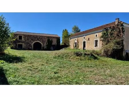 sud dordogne  dans hameau  ancien corps de ferme en pierres à re