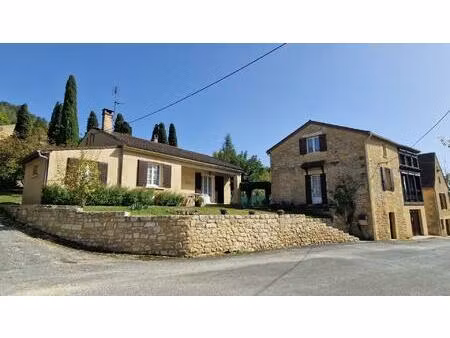 ensemble de deux maisons proches des commerces