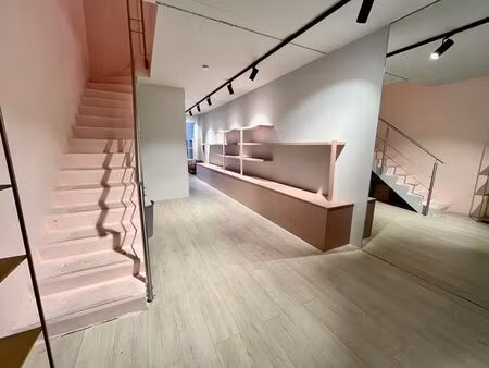 local commercial récent avec mezzanine  situé dans un empla