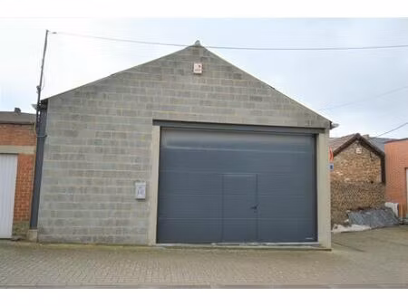 grand entrepôt de +/-200m² idéalement situé