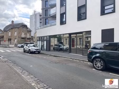 local 270 m² vernon