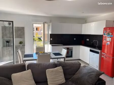 t3 traversant 65 m² – lumineux  triple exposition  terrasse et parking – le lavandou