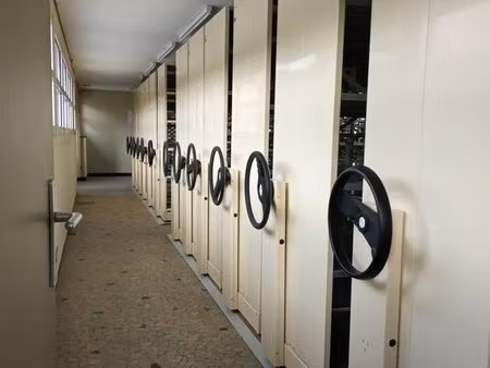 local professionnel / bureau/ archive 95m2