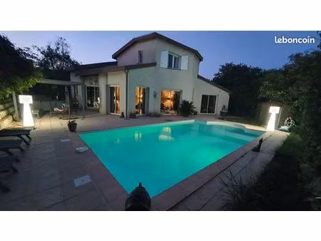 maison 145 m2 - 3 chambres - garage - jardin- piscine