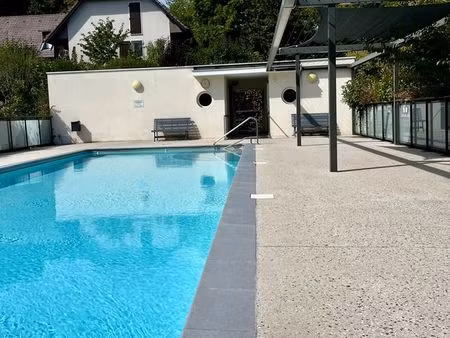 bel appartement traversant 85 m² avec jardin 120 m²  3 chambres  piscine  cave et 2 box fe