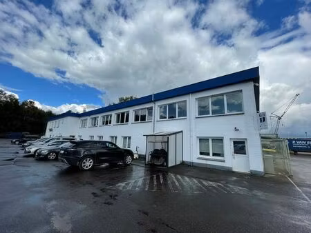 zone de stockage extérieur avec bureaux à louer à seneffe