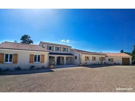 villa 8 pièces 232 m²