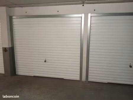 box fermé face à la gare de plaisir grignon