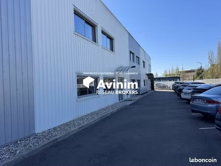 local 300 m² vourles