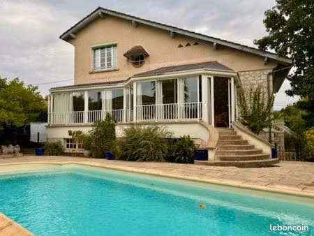 tres belle villa avec piscine sur 932 m2 de terrain dans figeac (lot)